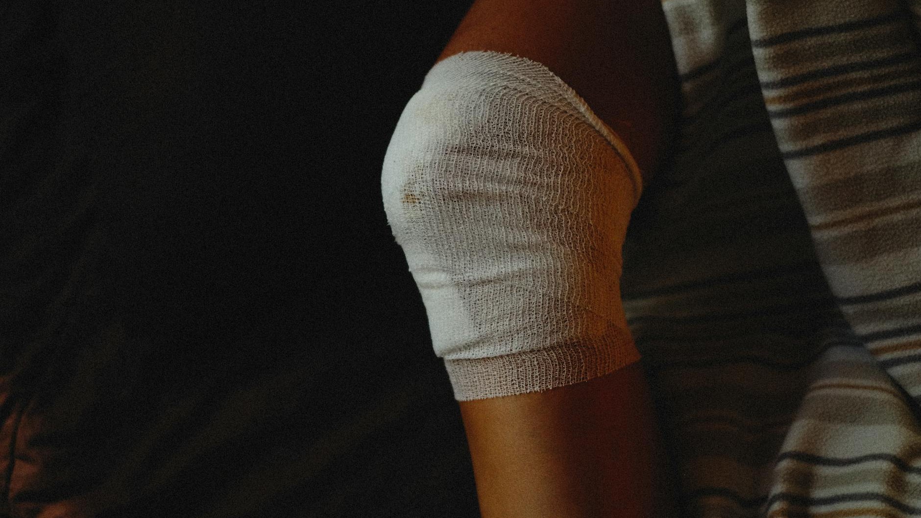 Millions Wearing Knee Sleeves All Day Don't Realize the Damage Physiotherapists Are Finding Within Weeks