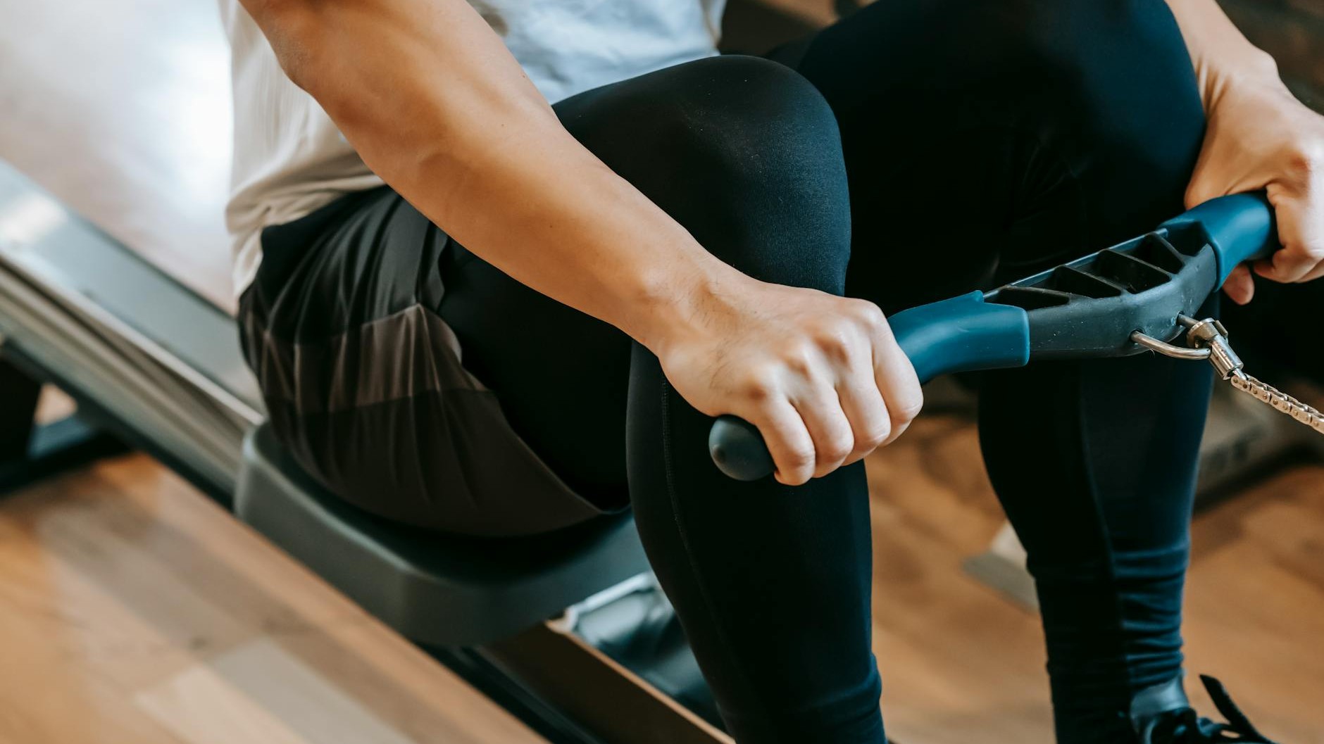 Why Pulling the Rowing Machine Handle to Your Collarbone Wrecks Your Neck