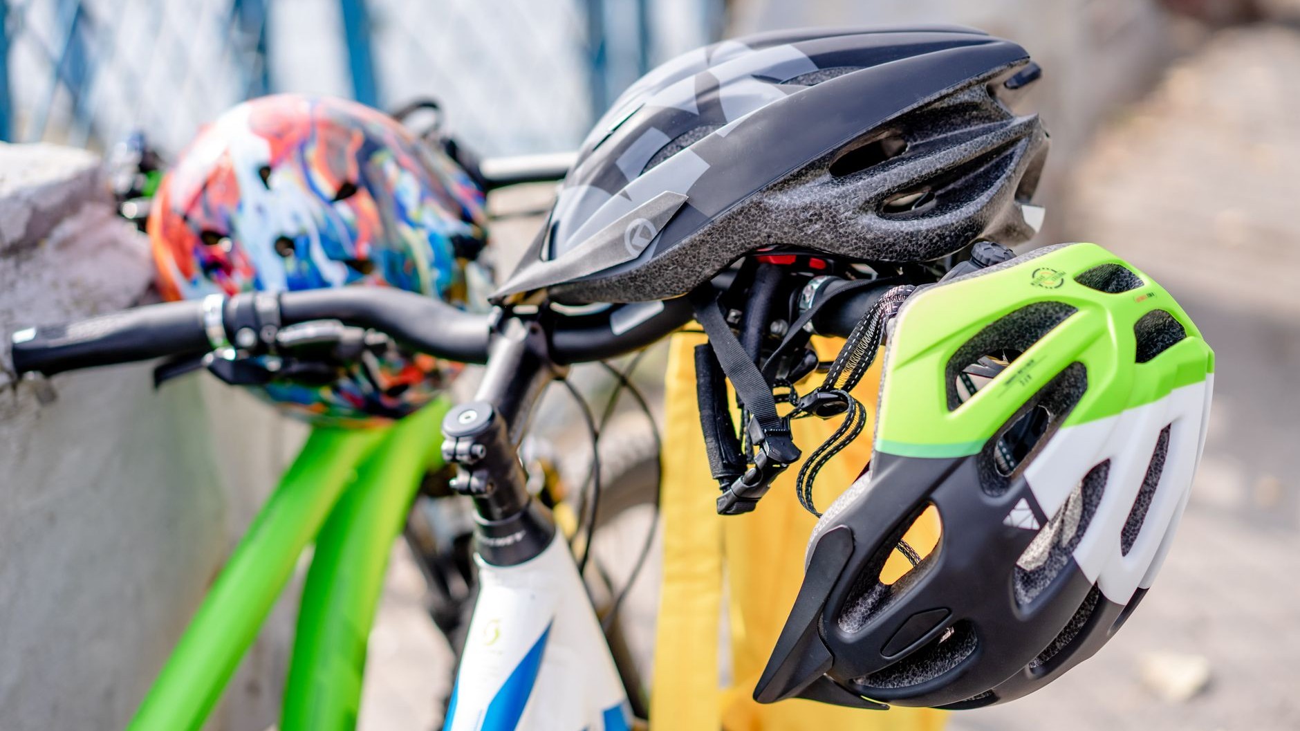 I kept riding with my helmet after a fall because it looked untouched: the day a shop cut the foam open, I saw what was le...