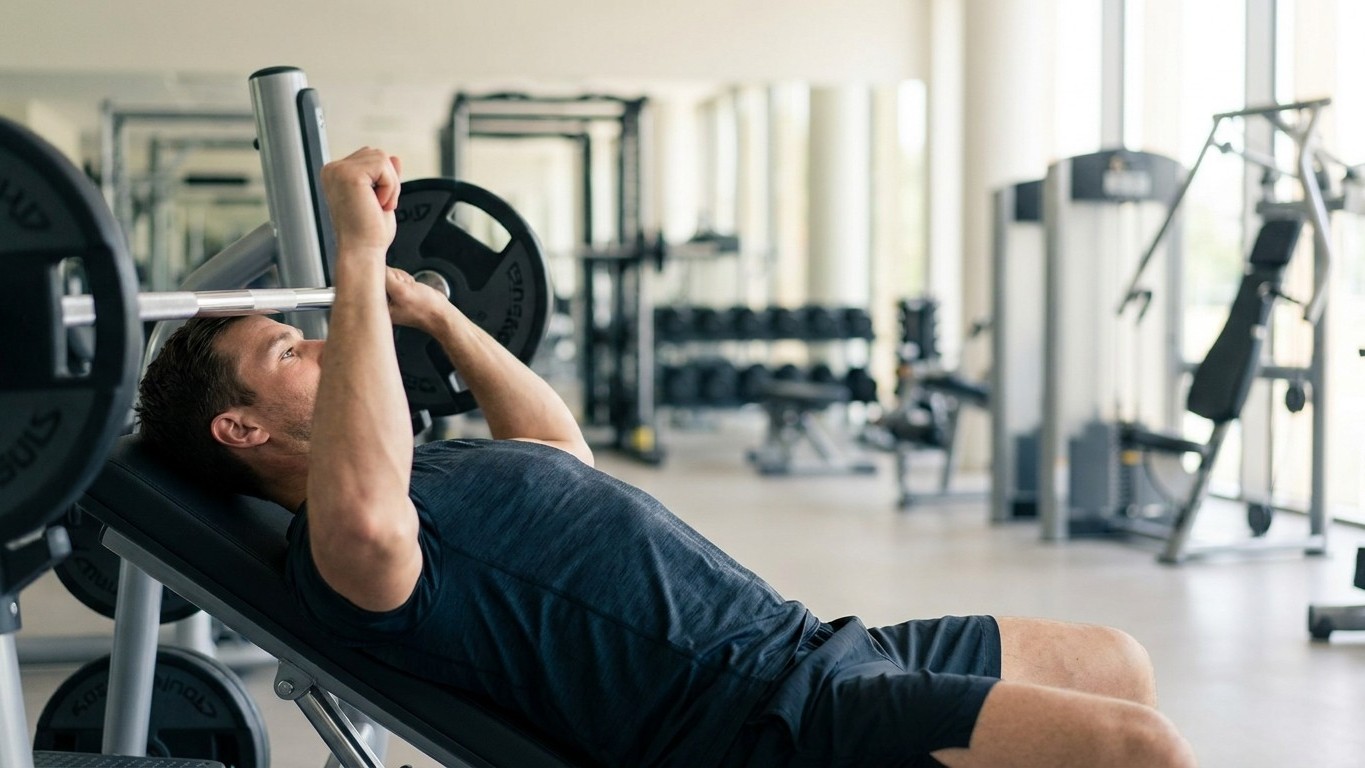 I flared my elbows to 90° on every bench press just to feel my chest more: the day a physio filmed me from the side, I saw...